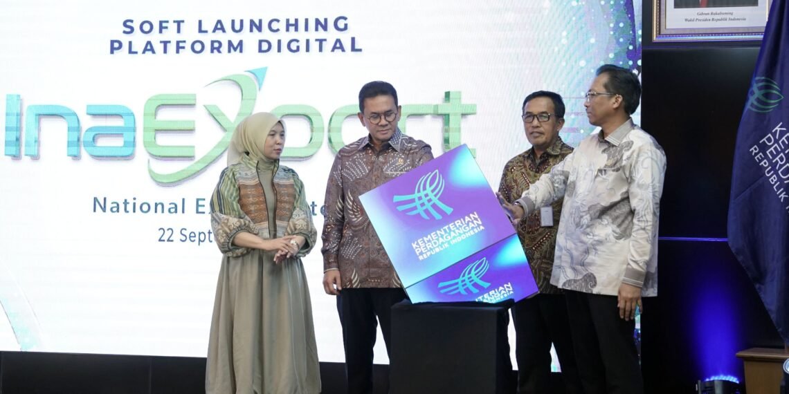Menteri Perdagangan Budi Santoso (kedua kiri) meluncurkan secara terbatas (soft launching) platform digital InaExport dengan sejumlah layanan baru di kantor Kementerian Perdagangan, Jakarta, Selasa (22/9).(Foto: Dok. Kemendag)