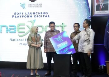 Menteri Perdagangan Budi Santoso (kedua kiri) meluncurkan secara terbatas (soft launching) platform digital InaExport dengan sejumlah layanan baru di kantor Kementerian Perdagangan, Jakarta, Selasa (22/9).(Foto: Dok. Kemendag)
