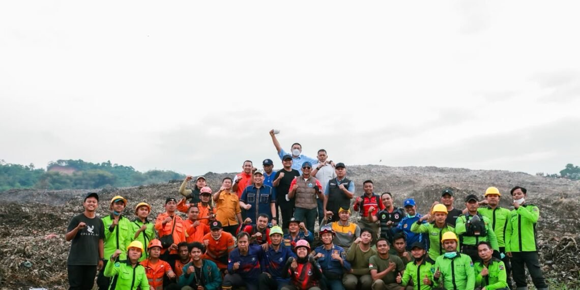 Pemadaman api di TPAS Galuga.(Foto: Humas Pemkot Bogor)