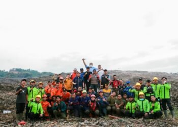 Pemadaman api di TPAS Galuga.(Foto: Humas Pemkot Bogor)