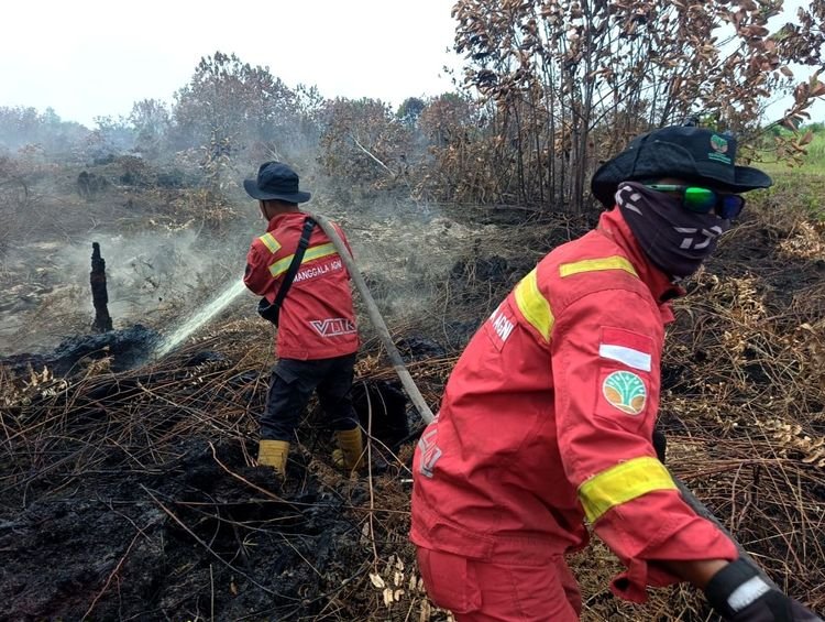 Operasi pemadaman karhutla.(Foto: Humas Kemenhut)