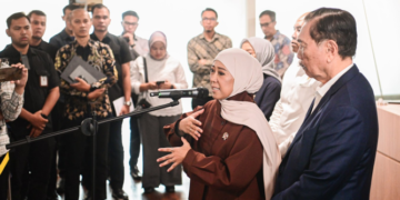 Menkomdigi Meutya Hafid bersama Ketua Dewan Ekonomi Nasional (DEN) Luhut Binsar Pandjaitan memberikan keterangan kepada awak media usai mengikuti Rapat Koordinasi Persiapan Rollout Nasional Pelaksanaan Perluasan Piloting Digitalisasi di Kantor Dewan Ekonomi Nasional, Jakarta Pusat, Kamis (10/09/2026). Foto: Anhar/Komdigi