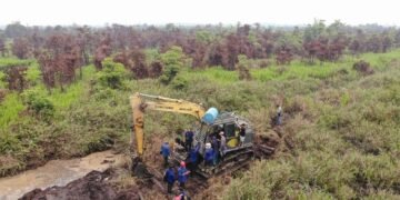 Tim Gabungan Kementerian Kehutanan (Kemenhut) memergoki aksi perambahan hutan ilegal di Desa Sungai Awan Kiri, Kabupaten Ketapang, Kalimantan Barat, Jumat (4/9).(Foto: Humas Kemenhut)