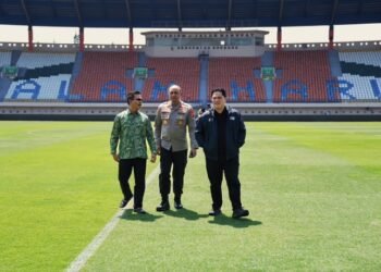 Ketua Umum (Ketum) PSSI Erick Thohir meninjau secara langsung Stadion Si Jalak Harupat di Kabupaten Bandung, Kamis (24/9) pagi.(foto:raiky/kemenpora.go.id)