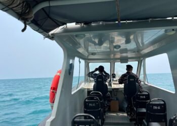 Personel TNI AL melakukan pencarian terhadap 5 orang jurnalis dan 3 orang awak lainnya yang dilaporkan hilang kontak di Selat Sunda.(Foto: BPMI Setpres)