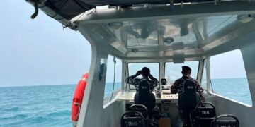 Personel TNI AL melakukan pencarian terhadap 5 orang jurnalis dan 3 orang awak lainnya yang dilaporkan hilang kontak di Selat Sunda.(Foto: BPMI Setpres)