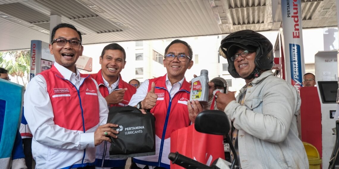 PT Pertamina Patra Niaga Regional Jawa Bagian Barat (JBB) hadir lebih dekat dengan pelanggan melalui kegiatan “Senyum Pelanggan, Senyumku Juga” di dua SPBU COCO, yakni SPBU COCO 31.128.02 MT Haryono dan SPBU COCO 31.129.02 Kuningan, Jakarta, pada Jumat (4/9).(Foto: Istimewa)