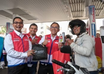 PT Pertamina Patra Niaga Regional Jawa Bagian Barat (JBB) hadir lebih dekat dengan pelanggan melalui kegiatan “Senyum Pelanggan, Senyumku Juga” di dua SPBU COCO, yakni SPBU COCO 31.128.02 MT Haryono dan SPBU COCO 31.129.02 Kuningan, Jakarta, pada Jumat (4/9).(Foto: Istimewa)