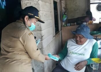 etugas BPBD Kabupaten Karo membagikan masker kepada masyarakat di wilayah terdampak sebaran abu vulkanik. Aktivitas Gunung Sinabung kemudian dinaikkan dari Level II (Waspada) menjadi Level III (Siaga) mulai pukul 12.30 WIB. (Foto: BPBD Kabupaten Karo Via BNPB)