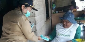 etugas BPBD Kabupaten Karo membagikan masker kepada masyarakat di wilayah terdampak sebaran abu vulkanik. Aktivitas Gunung Sinabung kemudian dinaikkan dari Level II (Waspada) menjadi Level III (Siaga) mulai pukul 12.30 WIB. (Foto: BPBD Kabupaten Karo Via BNPB)