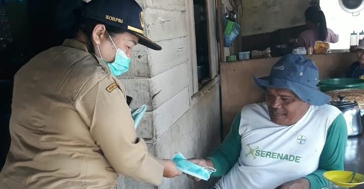 etugas BPBD Kabupaten Karo membagikan masker kepada masyarakat di wilayah terdampak sebaran abu vulkanik. Aktivitas Gunung Sinabung kemudian dinaikkan dari Level II (Waspada) menjadi Level III (Siaga) mulai pukul 12.30 WIB. (Foto: BPBD Kabupaten Karo Via BNPB)