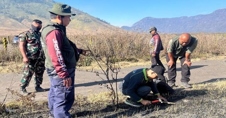 Tim ahli karhutla dan akademisi menelusuri penyebab utama kebakaran Gunung Bromo serta mengusut dugaan tindak pidananya.(Foto: Humas Kemenhut)