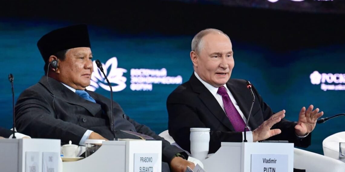 Presiden Republik Indonesia Prabowo Subianto dan Presiden Federasi Rusia Vladimir Putin di acara Eastern Economic Forum (EEF) ke-11 di Far Eastern Federal University (FEFU), Vladivostok, Federasi Rusia, pada Kamis (03/09/2026).(Foto: BPMI Setpres)