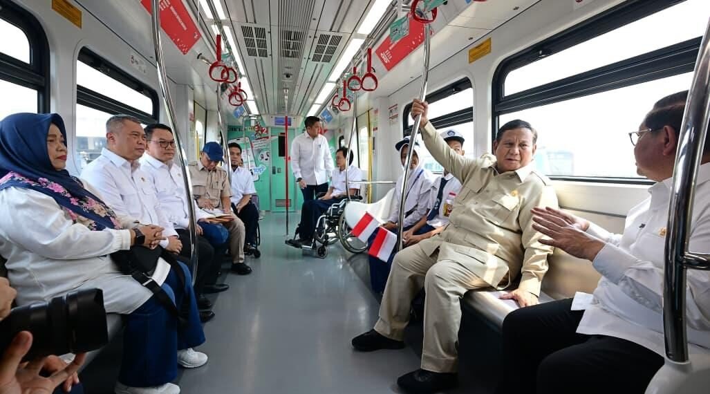 Presiden Prabowo Subianto menjajal perjalanan menggunakan LRT Jakarta jalur Kelapa Gading–Manggarai, Jakarta, pada Rabu (16/09/2026).(Foto: BPMI Setpres)