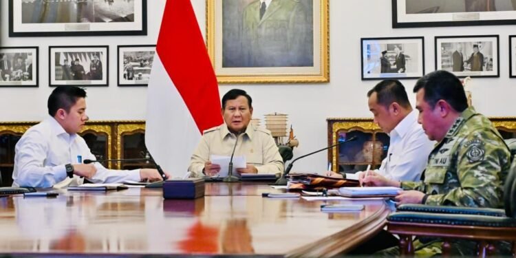 Presiden Prabowo Subianto memimpin rapat terbatas mengenai perkembangan penanganan bencana alam dari Istana Merdeka, Jakarta, melalui konferensi video pada Senin (07/09/2026).(Foto: BPMI Setpres)