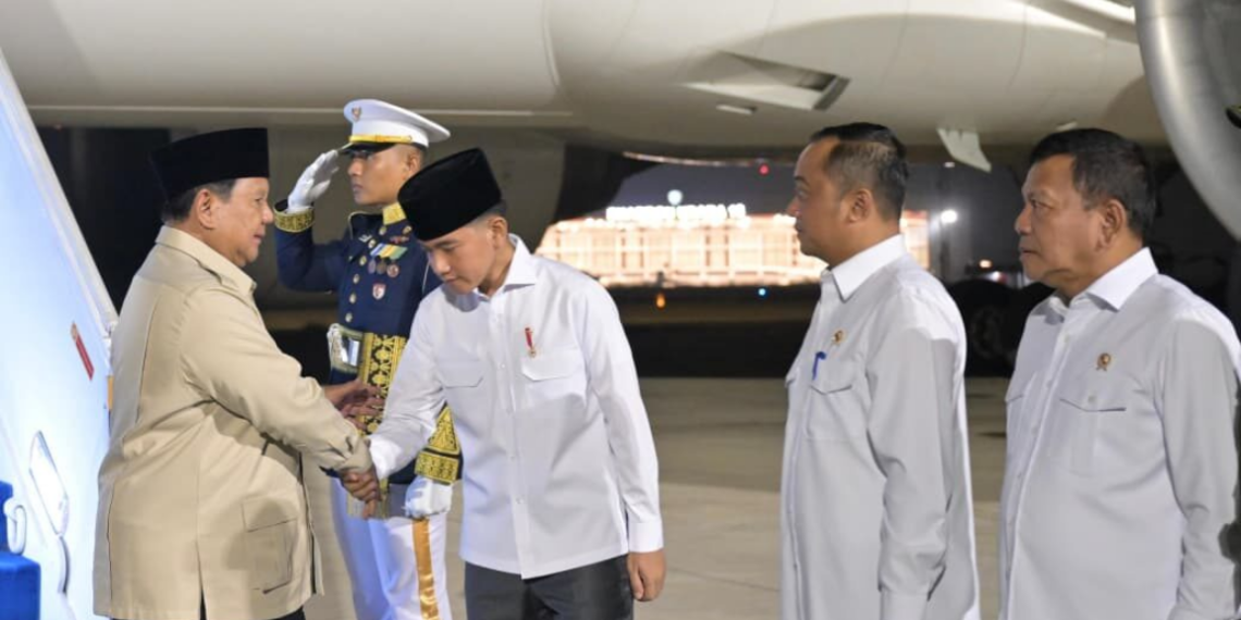 Presiden Republik Indonesia, Prabowo Subianto tiba di tanah air pada Senin (14/09/2026) dini hari, setelah menyelesaikan kunjungan kerjanya di New Delhi dalam rangka menghadiri Konferensi Tingkat Tinggi (KTT) BRICS 2026 yang berlangsung pada 12-13 September 2026.(Foto: BPMI Setpres)