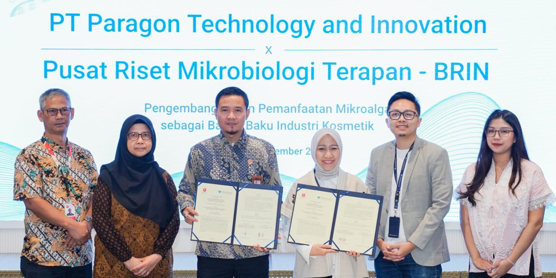 ParagonCorp bersama Pusat Riset Mikrobiologi Terapan, Badan Riset dan Inovasi Nasional (BRIN) melakukan penandatanganan Perjanjian Kerja Sama (PKS) tentang riset, pengembangan, dan pemanfaatan mikroalga sebagai bahan baku industri kosmetik pada 1 September 2026 di ParagonCorp Head Office, Jakarta Selatan.(Foto: Istimewa)