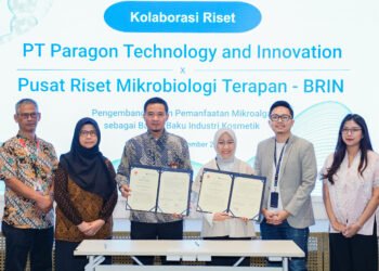 ParagonCorp bersama Pusat Riset Mikrobiologi Terapan, Badan Riset dan Inovasi Nasional (BRIN) melakukan penandatanganan Perjanjian Kerja Sama (PKS) tentang riset, pengembangan, dan pemanfaatan mikroalga sebagai bahan baku industri kosmetik pada 1 September 2026 di ParagonCorp Head Office, Jakarta Selatan.(Foto: Istimewa)