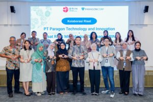 Jajaran ParagonCorp bersama Pusat Riset Mikrobiologi Terapan, Badan Riset dan Inovasi Nasional (BRIN) berfoto bersama usai penandatanganan Perjanjian Kerja Sama (PKS) tentang riset, pengembangan, dan pemanfaatan mikroalga.(Foto: Istimewa)