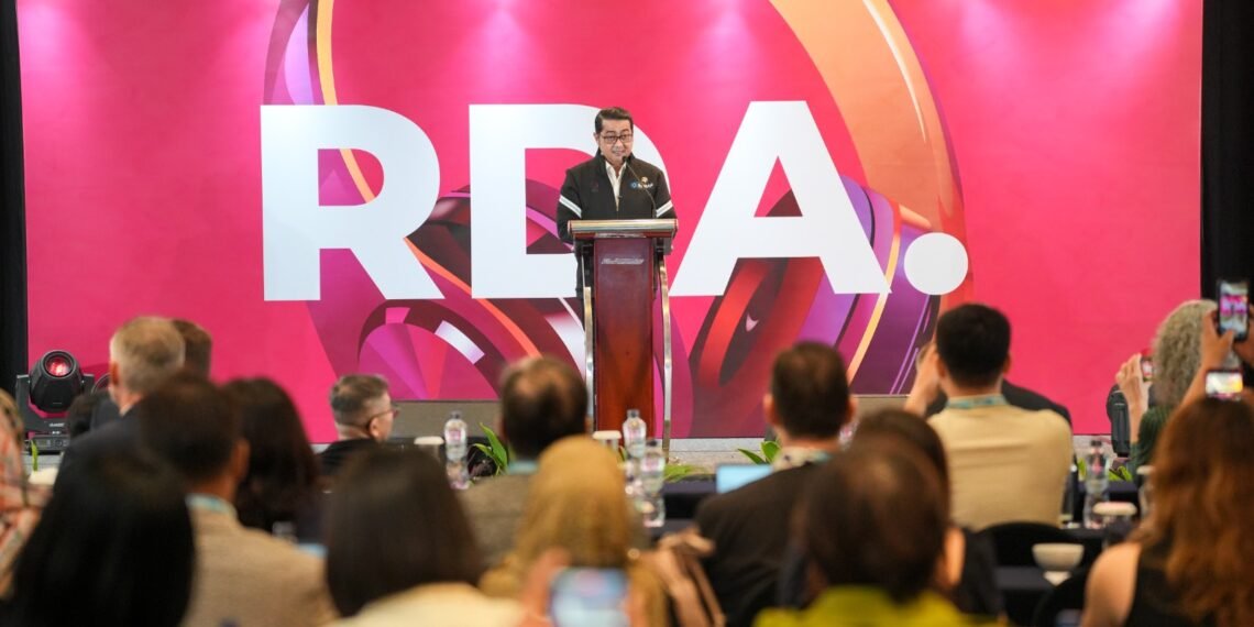 Menteri Ekonomi Kreatif/Kepala Badan Ekonomi Kreatif (Ekraf), Teuku Riefky Harsya, memberi sambutan pada acara Radiodays Asia 2026 di Hotel Aryaduta, Jakarta, Rabu (2/9/2026).(Dok. Biro Komunikasi Kementerian Ekraf/ Badan Ekonomi Kreatif)