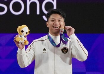 Wamenpora RI Taufik Hidayat optimistis tim Indonesia memenuhi target empat medali emas pada Asian Games 2026 usai lifter Rahmat Erwin Abdullah menambah koleksi emas kedua. (foto:Gilang/kemenpora.go.id)