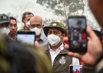 Menteri Kehutanan (Menhut) Raja Juli Antoni saat meninjau titik kebakaran hutan dan lahan (karhutla) di Provinsi Kalimantan Barat (3/9/2026).(Foto: Humas Kemenhut)