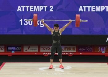Wamenpora RI Taufik Hidayat mengapresiasi perjuangan lifter Ricko Saputra pada pertandingan nomor 60 kg putra di Asian Games 2026 di Nagoya City Trade and Industry Center, Kamis (24/9).(Foto:Gilang/kemenpora.go.id)