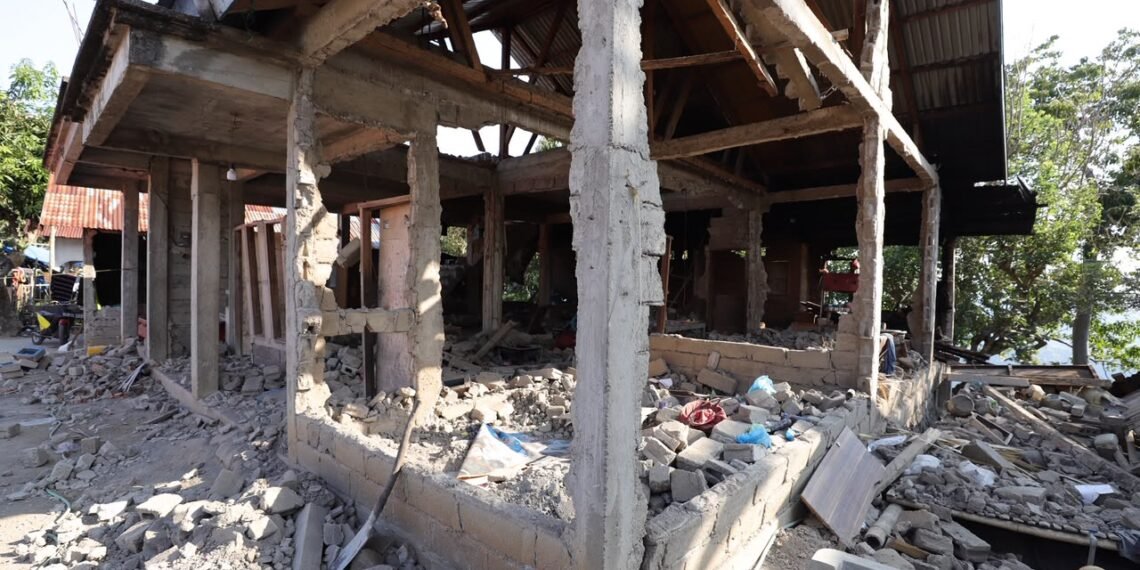 Kondisi kerusakan bangunan rumah warga yang dipicu oleh guncangan gempa bumi M 7,7 Flores di Desa Jegharangga, Kecamatan Nagapanda, Kabupaten Ende, Nusa Tenggara Barat, Jumat (21/8). (Foto: Dok. BNPB)
