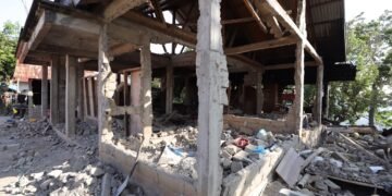 Kondisi kerusakan bangunan rumah warga yang dipicu oleh guncangan gempa bumi M 7,7 Flores di Desa Jegharangga, Kecamatan Nagapanda, Kabupaten Ende, Nusa Tenggara Barat, Jumat (21/8). (Foto: Dok. BNPB)