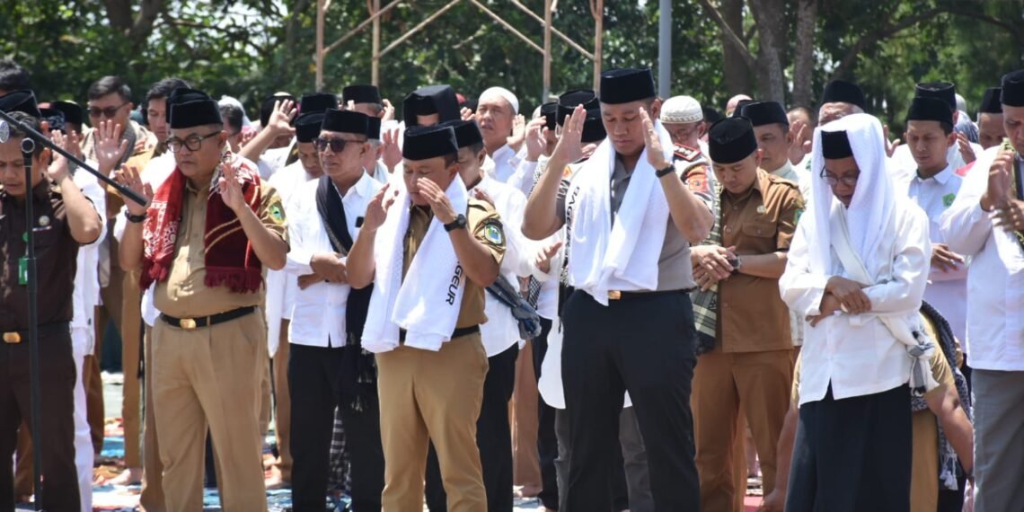 Pemerintah Kabupaten Kuningan bersama unsur Forum Koordinasi Pimpinan Daerah (Forkopimda), alim ulama, tokoh agama, pimpinan organisasi kemasyarakatan, pimpinan pondok pesantren, aparatur pemerintah, serta masyarakat melaksanakan Salat Istisqa di halaman Kantor Pemerintah Kabupaten Kuningan, Senin (21/9/2026).(Foto: Diskominfo Kab. Kuningan)