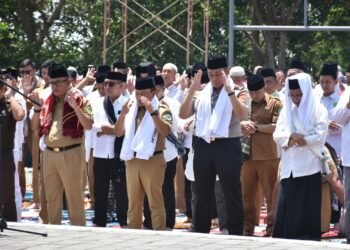 Pemerintah Kabupaten Kuningan bersama unsur Forum Koordinasi Pimpinan Daerah (Forkopimda), alim ulama, tokoh agama, pimpinan organisasi kemasyarakatan, pimpinan pondok pesantren, aparatur pemerintah, serta masyarakat melaksanakan Salat Istisqa di halaman Kantor Pemerintah Kabupaten Kuningan, Senin (21/9/2026).(Foto: Diskominfo Kab. Kuningan)