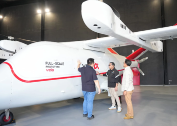 Menteri Ekonomi Kreatif/Kepala Badan Ekonomi Kreatif (Ekraf), Teuku Riefky Harsya (tengah) di peringatan Heli City 16th Anniversary Whitesky Group di Cengkareng Heliport, Tangerang, Minggu (23/08/2026) melalui keterangan resminya.(Foto: Dok. Biro Komunikasi Kementerian Ekraf/ Badan Ekonomi Kreatif