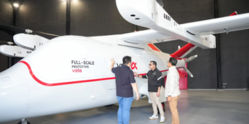Menteri Ekonomi Kreatif/Kepala Badan Ekonomi Kreatif (Ekraf), Teuku Riefky Harsya (tengah) di peringatan Heli City 16th Anniversary Whitesky Group di Cengkareng Heliport, Tangerang, Minggu (23/08/2026) melalui keterangan resminya.(Foto: Dok. Biro Komunikasi Kementerian Ekraf/ Badan Ekonomi Kreatif