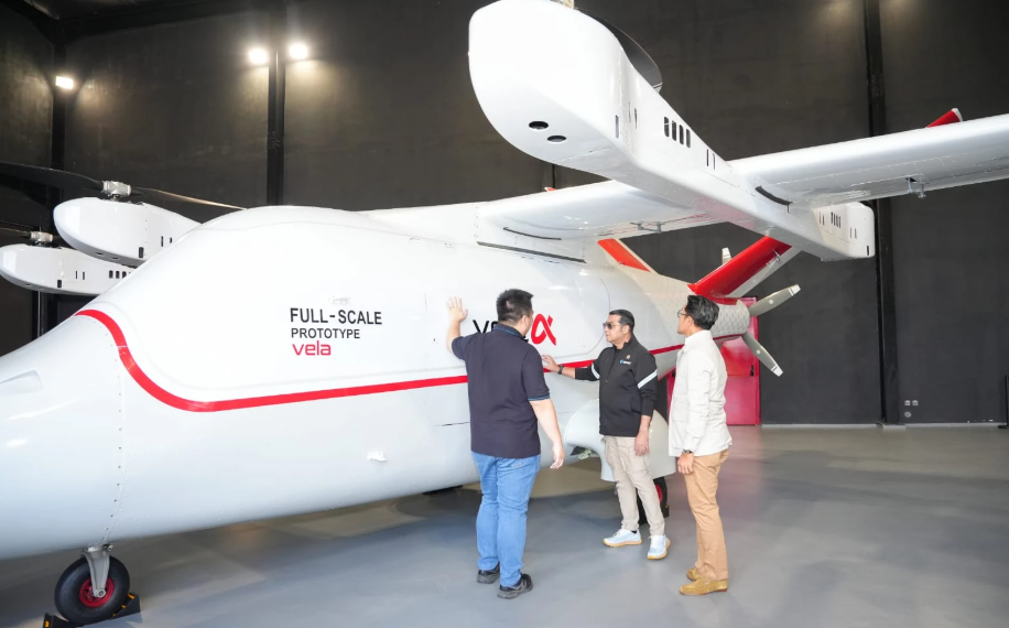 Menteri Ekonomi Kreatif/Kepala Badan Ekonomi Kreatif (Ekraf), Teuku Riefky Harsya (tengah) di peringatan Heli City 16th Anniversary Whitesky Group di Cengkareng Heliport, Tangerang, Minggu (23/08/2026) melalui keterangan resminya.(Foto: Dok. Biro Komunikasi Kementerian Ekraf/ Badan Ekonomi Kreatif