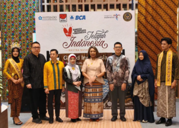 Deputi Bidang Pemasaran Kementerian Pariwisata Ni Made Ayu Marthini Bersama jajaran dalam pameran wastra bertajuk "Jelajah Indonesia Wastra Nusantara" yang diselenggarakan oleh Kementerian Pariwisata di Rama Atrium, Grand Indonesia, Jakarta, Kamis (3/9/2026).(Foto: Humas Kemenpar)