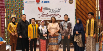 Deputi Bidang Pemasaran Kementerian Pariwisata Ni Made Ayu Marthini Bersama jajaran dalam pameran wastra bertajuk "Jelajah Indonesia Wastra Nusantara" yang diselenggarakan oleh Kementerian Pariwisata di Rama Atrium, Grand Indonesia, Jakarta, Kamis (3/9/2026).(Foto: Humas Kemenpar)