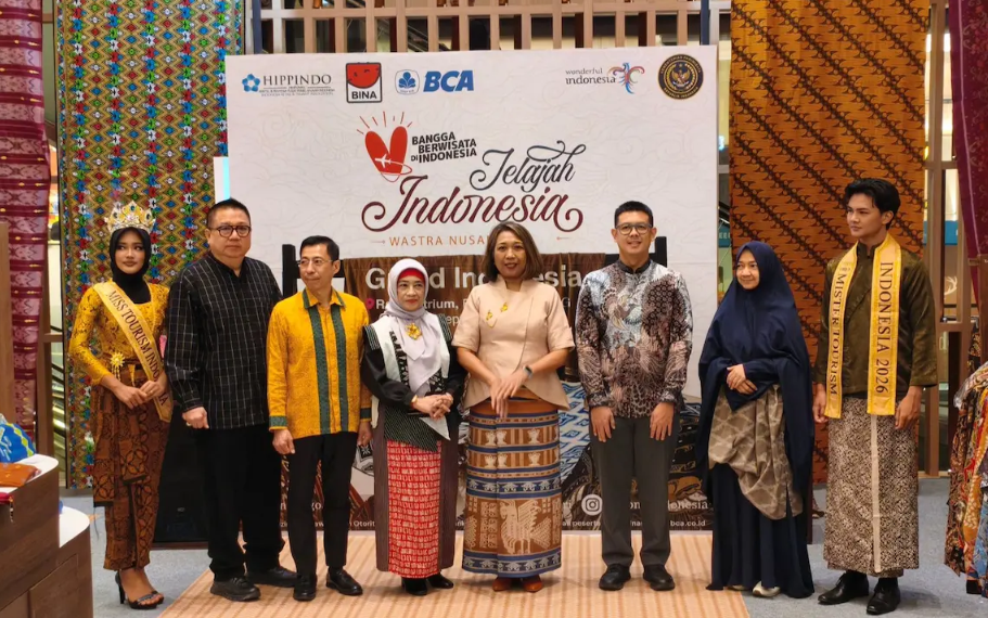 Deputi Bidang Pemasaran Kementerian Pariwisata Ni Made Ayu Marthini Bersama jajaran dalam pameran wastra bertajuk "Jelajah Indonesia Wastra Nusantara" yang diselenggarakan oleh Kementerian Pariwisata di Rama Atrium, Grand Indonesia, Jakarta, Kamis (3/9/2026).(Foto: Humas Kemenpar)