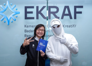Wakil Menteri Ekonomi Kreatif (Wamen Ekraf) Irene Umar dan Mochamad Fadhil Dewana sebagai Creative and Product Designer TIS.(Dok. Biro Komunikasi Kementerian Ekraf/ Badan Ekonomi Kreatif)