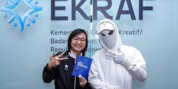 Wakil Menteri Ekonomi Kreatif (Wamen Ekraf) Irene Umar dan Mochamad Fadhil Dewana sebagai Creative and Product Designer TIS.(Dok. Biro Komunikasi Kementerian Ekraf/ Badan Ekonomi Kreatif)