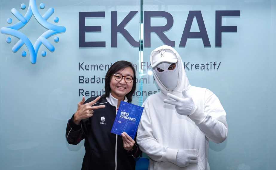 Wakil Menteri Ekonomi Kreatif (Wamen Ekraf) Irene Umar dan Mochamad Fadhil Dewana sebagai Creative and Product Designer TIS.(Dok. Biro Komunikasi Kementerian Ekraf/ Badan Ekonomi Kreatif)