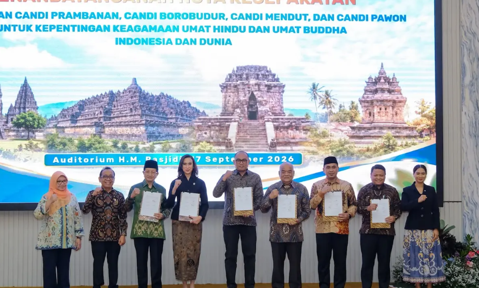 Menteri Pariwisata Widiyanti Putri Wardhana bersama para pihak menandatangani nota kesepahaman tentang pemanfaatan Candi Prambanan, Borobudur, Mendut, dan Pawon di Kantor Kementerian Haji dan Umrah, Jakarta, Kamis (17/9/2026).(Foto: Humas Kemenpar)