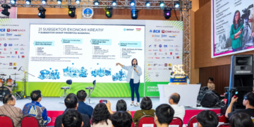 Wakil Menteri Ekonomi Kreatif/Wakil Kepala Badan Ekonomi Kreatif (Wamen Ekraf), Irene Umar, menjadi narasumber dalam sesi Creative Biztalk pada gelaran Petranesian Business and Education Fair di Galaxy Mall 2, Surabaya, Minggu (20/9/2026).(Foto: Humas Kemenekraf)