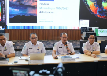 Kepala BMKG, Teuku Faisal Fathani beserta jajaran pada konferensi pers ‘Prediksi Musim Hujan’ di Gedung MHEWS BMKG, Jakarta pada Selasa (22/9). BMKG menyebutkan El Nino 2026 sangat kuat sedang terjadi, musim hujan diprediksi akan datang lebih lambat.(Foto: Humas BMKG)