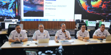 Kepala BMKG, Teuku Faisal Fathani beserta jajaran pada konferensi pers ‘Prediksi Musim Hujan’ di Gedung MHEWS BMKG, Jakarta pada Selasa (22/9). BMKG menyebutkan El Nino 2026 sangat kuat sedang terjadi, musim hujan diprediksi akan datang lebih lambat.(Foto: Humas BMKG)