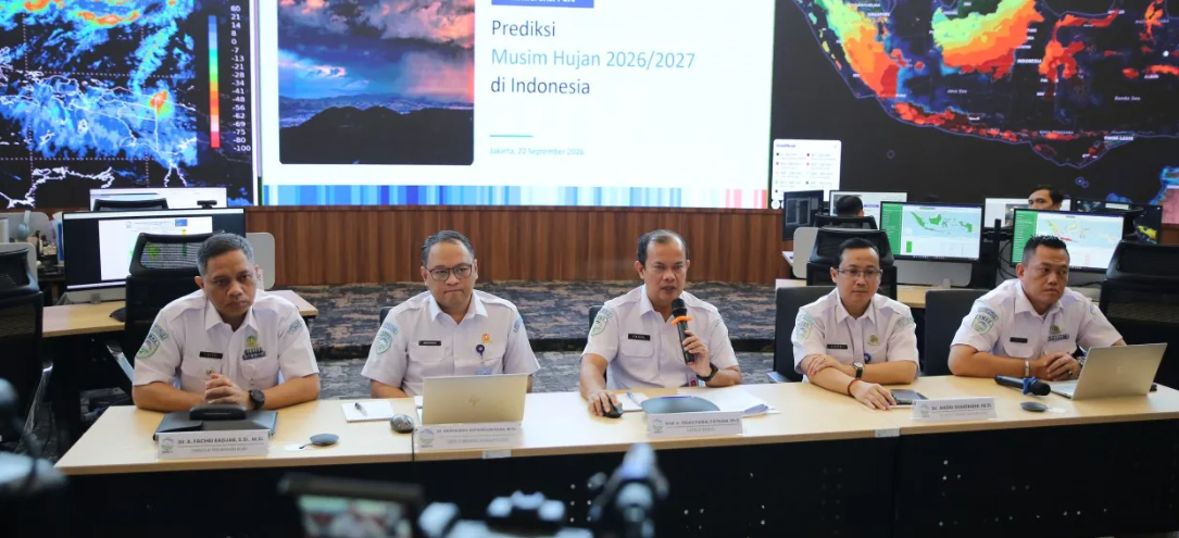 Kepala BMKG, Teuku Faisal Fathani beserta jajaran pada konferensi pers ‘Prediksi Musim Hujan’ di Gedung MHEWS BMKG, Jakarta pada Selasa (22/9). BMKG menyebutkan El Nino 2026 sangat kuat sedang terjadi, musim hujan diprediksi akan datang lebih lambat.(Foto: Humas BMKG)