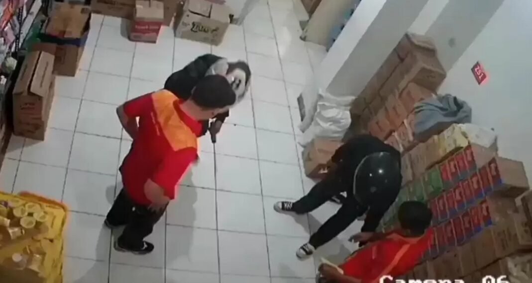 Tangkapan layar rekaman CCTV aksi para pelaku perampokan di minimarket di Jalan Otto Iskandardinata, Kabupaten Subang.(Foto:Istimewa).