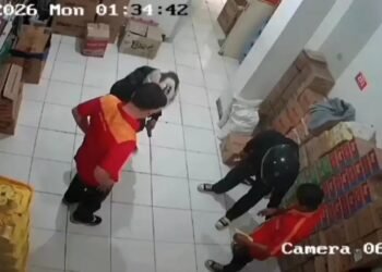 Tangkapan layar rekaman CCTV aksi para pelaku perampokan di minimarket di Jalan Otto Iskandardinata, Kabupaten Subang.(Foto:Istimewa).