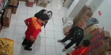 Tangkapan layar rekaman CCTV aksi para pelaku perampokan di minimarket di Jalan Otto Iskandardinata, Kabupaten Subang.(Foto:Istimewa).