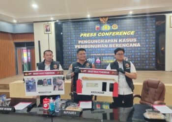 Kapolres Cianjur, AKBP A. Alexander Yurikho, menunjukan barang bukti pengungkapan kasus pria bunuh istri siri di lokasi peternakan ayam.(Foto:Istimewa).