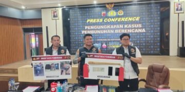 Kapolres Cianjur, AKBP A. Alexander Yurikho, menunjukan barang bukti pengungkapan kasus pria bunuh istri siri di lokasi peternakan ayam.(Foto:Istimewa).